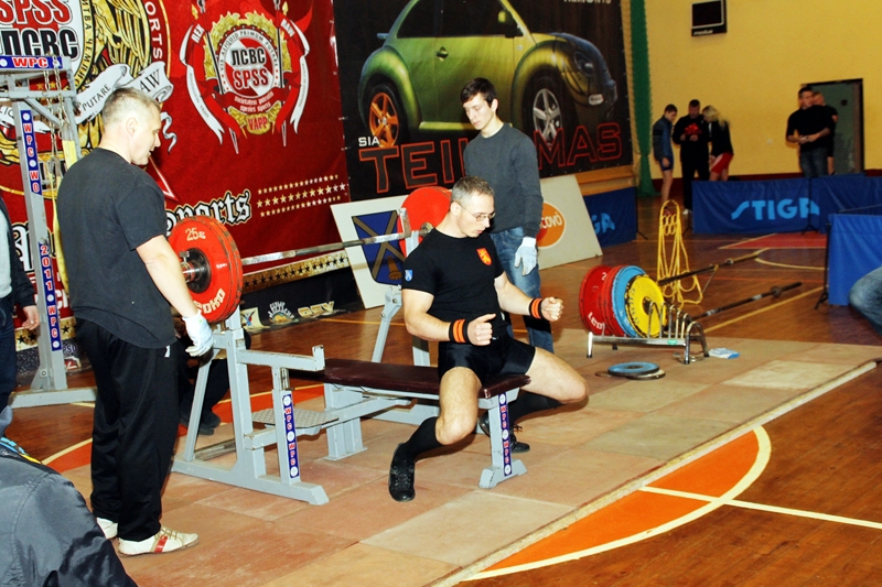 Uģis Sosonkins gatavojas uzspiest 170 kilogramus smagu svaru stieni.
Autors: Uldis Varnevičs