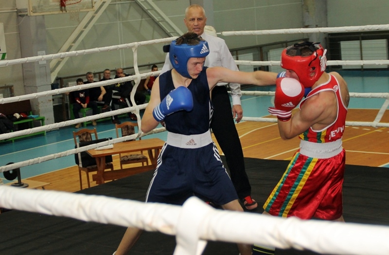 Ervīns Mališevs (zilajā tērpā) jubilejas turnīrā izcīnīja zelta medaļu. Cīņu tiesā treneris Valērijs Hrustaļovs.
Autors: Uldis Varnevičs