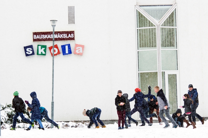 Laiki mainās, bet jaunās paaudzes tikumi ne – pirmais sniegs visiem bērniem joprojām ir liels prieks.
Autors: Markels Zaluckis