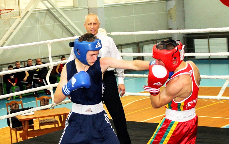 Ervīns Mališevs (zilajā tērpā) jubilejas turnīrā izcīnīja zelta medaļu. Cīņu tiesā treneris Valērijs Hrustaļovs.
Autors: Uldis Varnevičs