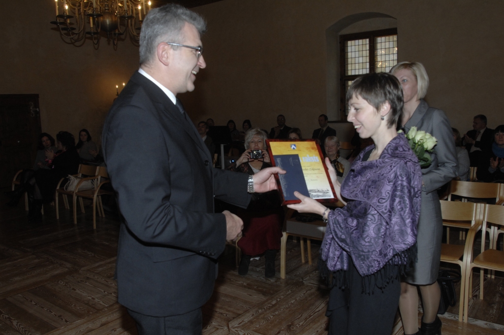 Inese Turkupole-Zilpure, Bauskas TIC vadītāja, saņem novada domes atzinības rakstu par ilggadēju radošu darbu tūrisma attīstībā.
Autors: Ivars Bogdanovs