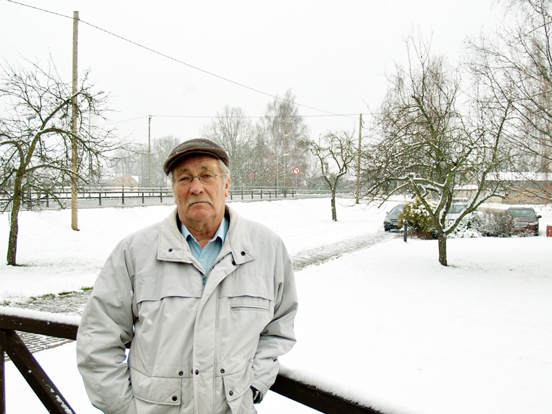 Jubilārs bildēs izskatās ļoti nopietns, bet sarunā skan asprātīgas replikas, un acīs dzirkstī smaids.
Autors: Antra Ērgle