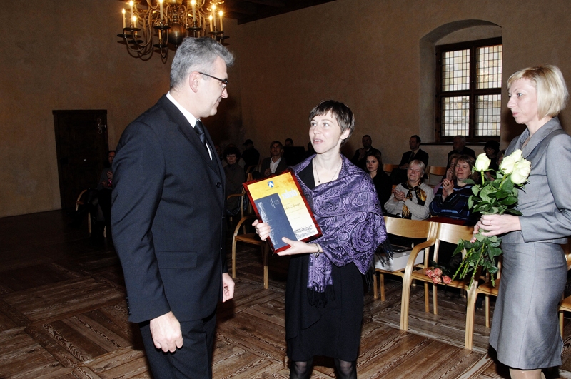 Inese Turkupole-Zilpure (vidū), Bauskas TIC vadītāja, saņem novada domes atzinības rakstu par ilggadēju radošu darbu tūrisma attīstībā. 
Autors: Ivars Bogdanovs