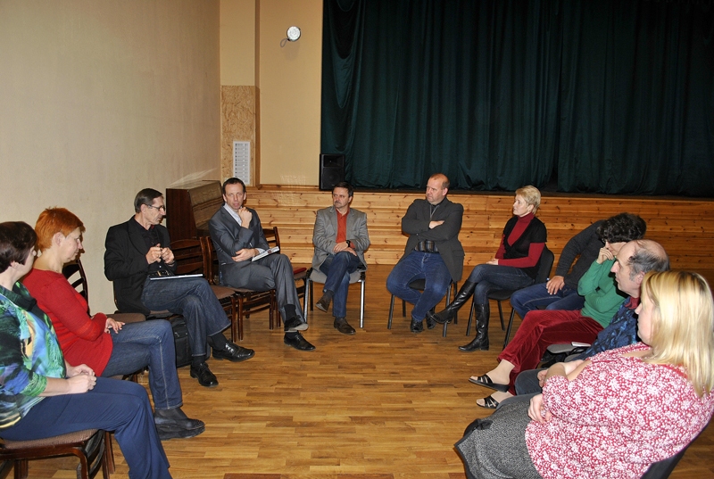 Vecumnieku pagasta Kurmenes tautas namā 28. novembrī ciemata iedzīvotāji pulcējās uz tikšanos ar Vecumnieku pašvaldības pārstāvjiem.
Autors: Māris Krūmiņš