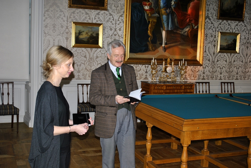 Imants Lancmanis un projekta vadītāja Ineta Zelča-Sīmansone Rundāles pils Biljarda zālē prezentē jauno kalendāru plānotāju.
Autors: Māris Krūmiņš