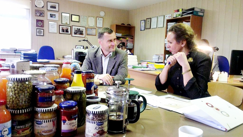 SIA «Kronis» telpās uzņēmuma direktors Aivars Svarenieks tiekas ar LDDK ģenerāldirektori Līgu Menģelsoni.
Autors: no LDDK twiterkonta.