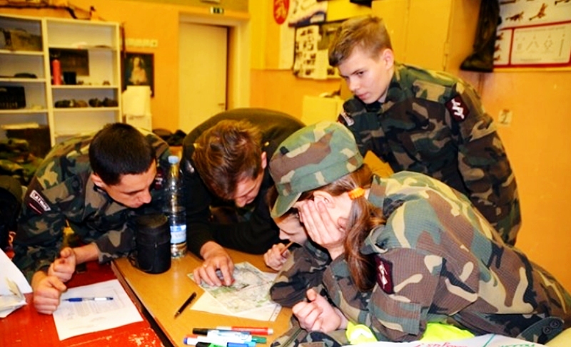 Komandas rūpīgi izpētīja karti, lai izvēlētos sev piemērotāko un vienlaikus pretiniekiem grūtāk atrodamo naktsmītnes vietu.
Autors: no albuma