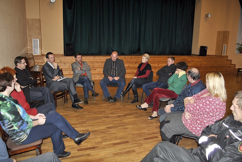 Kurmenē uz tikšanos ar Vecumnieku pašvaldības pārstāvjiem ieradušies vien daži pagasta iedzīvotāji.
Autors: Māris Krūmiņš