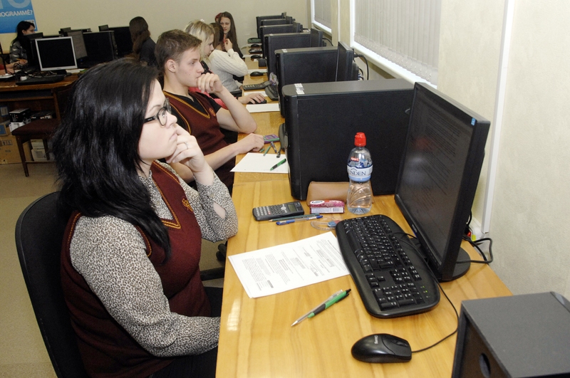 Bioloģijas olimpiādē līdz ar citiem piedalījās arī Bauskas Valsts ģimnāzijas audzēkņi (priekšplānā).
Autors: Ivars Bogdanovs
