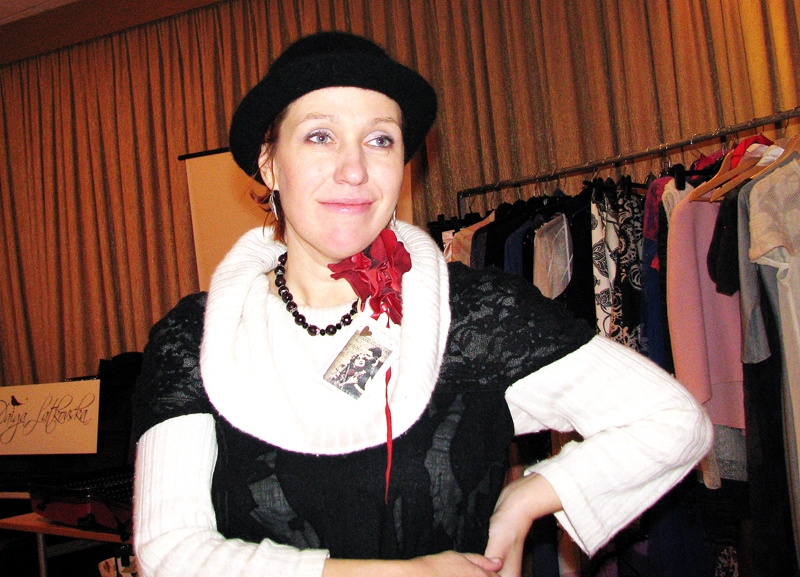 Pie mākslinieces krellēm pievienotais linu auduma maisiņš rada harmonisku tēlu, lavandu smarža mazina saspringumu.
Autors:  Vilnis Auzāns