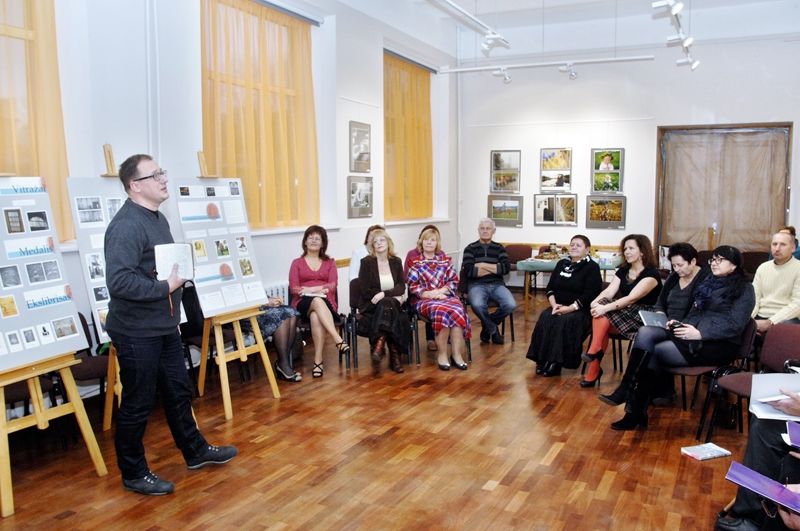 Mariuss Budraitis, Šilutes dzejnieks un TV šovu vadītājs, tematiskajā pēcpusdienā lasīja K. Donelaiša poēmas «Gadalaiki» fragmentus un arī savus dzejoļus.
Autors: Ivars Bogdanovs