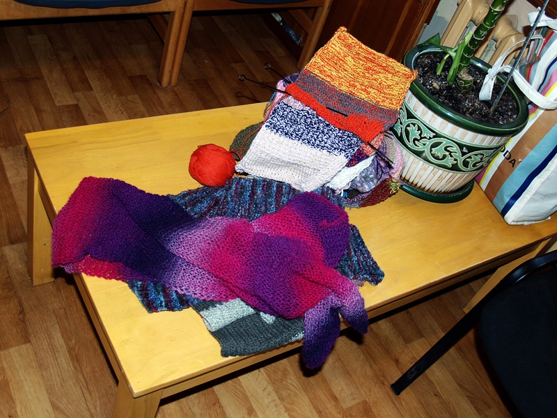 Daudzu roku adītā šalle kārtās klājas uz galdiņa skolas priekšnama istabā.
Autors: Antra Ērgle