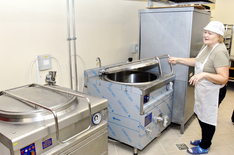 Bauskas Valsts ģimnāzijas un Bauskas sākumskolas audzēkņi no pirmdienas, 1. decembra, atkal var pusdienot skolas ēdnīcā. Telpas ir izremontētas, individuālais komersants «Jasers» daļēji atjaunojis virtuves aprīkojumu. Ruta Kutra rāda jauno zupas vārāmo katlu.