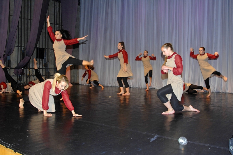 Bauskas bērnu un jauniešu centra mūsdienu deju grupa skatē izpilda horeogrāfes Ievas Valdmanes deju «Dzeguzes bērni». 
Autors: Ivars Bogdanovs