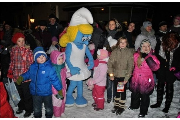 Piektdien, 12. decembrī, pulksten 17 pie kultūras nama iedegs lielo egli kopā ar Smurfiem.