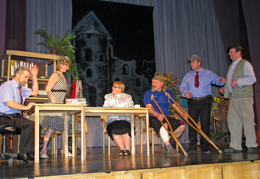 Īslīces pagasta kolektīvs «Dadži» izrādīja Aivara Bankas komēdiju «Žņaudzavas zelts».
Autors: Vilnis Auzāns