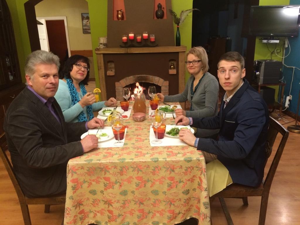 Televīzijas šova «Gandrīz ideālās vakariņas» dalībnieki 8. decembra vakarā būs skatāmi ciemos pie Ilutas Straģes (otrā no labās) Brunavas pagastā.


Autors: Publicitātes foto.
