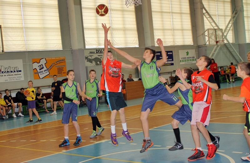 Bauskas Valsts ģimnāzijas audzēkņi ieguva pirmo vietu (sarkanie formas tērpi), savukārt Bauskas pilsētas sākumskolas skolēni ierindojās trešajā vietā (zaļie formas tērpi).

Autors: Uldis Varnevičs