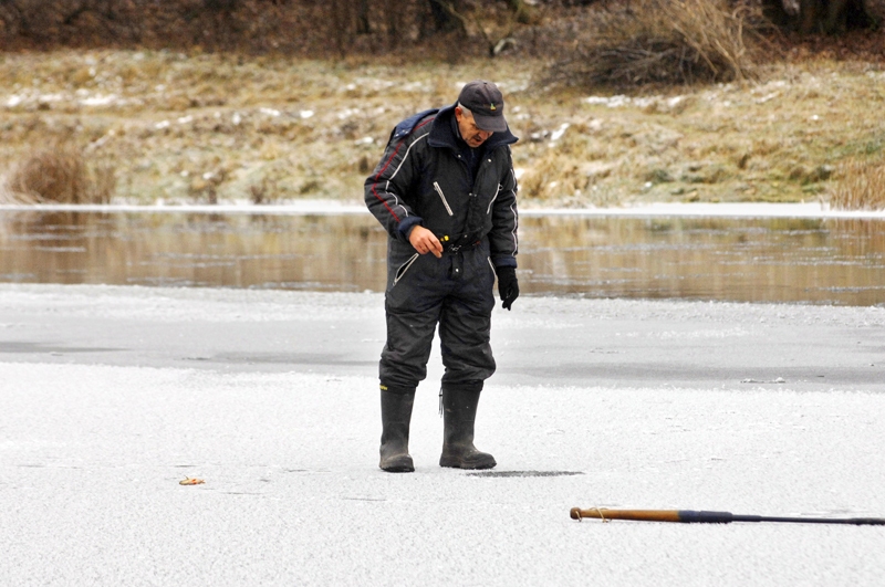 Zemledus makšķernieks Antons viens no pirmajiem devies uz ledus, atklājot zemledus makšķerēšanas sezonu.
Autors: Ivars Bogdanovs