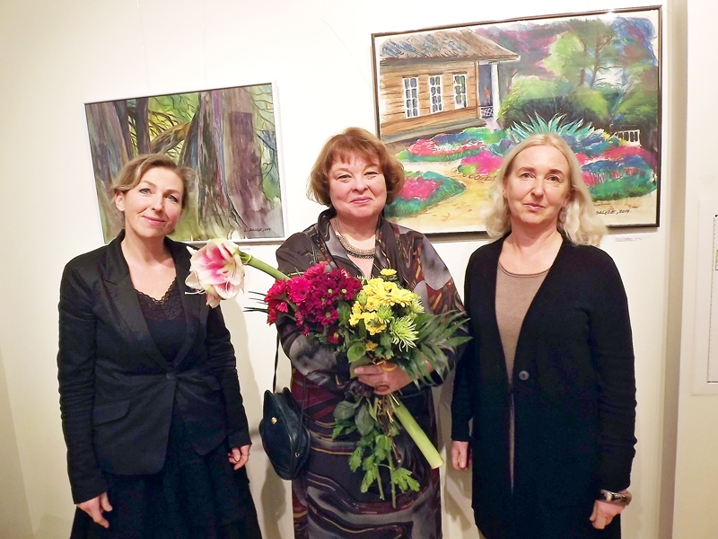 Mākslinieces Laila Balode (vidū), Mārīte Šulce (no labās) un pedagoģe Signe Pansova izstādes atklāšanā Bauskas mākslas skolā.
Autors: no L. Balodes albuma.