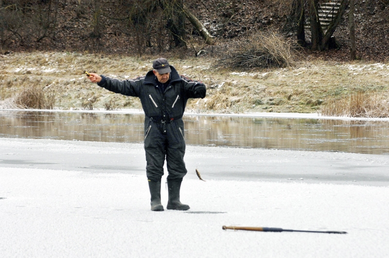 Baušķenieks Antons viens no pirmajiem devies uz ledus, atklājot bļitkošanas sezonu.
Autors: Ivars Bogdanovs