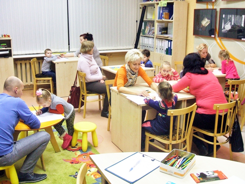 Bauskas trīsgadniekiem un viņu ģimenēm šogad bija iespēja piedalīties lasīšanas programmā «Grāmatu starts».
Autors: no Bauskas bērnu bibliotēkas albuma