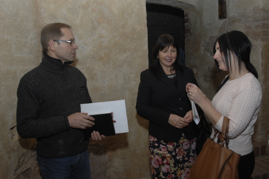 Par aizvadīto sezonu diskutē Mežotnes pils pārdošanas un mārketinga nodaļas vadītāja Ilze Djačuka (no labās), atpūtas kompleksa «Miķelis» vadītāja Vizma Štraumane un muzeja vadītājs Ziedonis Stiķis. 

Autors: Ivars Bogdanovs