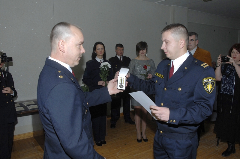 Seržantam Atim Bukam apbalvojumu – Valsts policijas godazīmi – pasniedz Bauskas iecirkņa priekšnieks Ainārs Stankevics. 

Autors: Ivars Bogdanovs