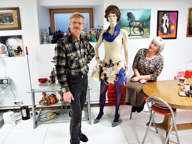 
Dagnija un Andris gaišajā un siltajā darbnīcā jūtas kā mājās, gleznošanai izmantojot priekšmetus, fotoattēlus vai savu fantāziju.
Autors: Antra Ērgle