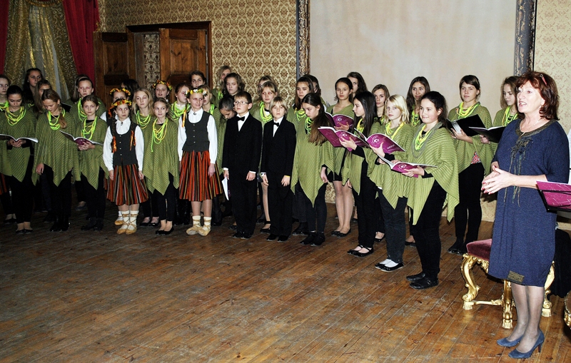 Iecavas vidusskolas audzēkņu koris pirmo reizi uzstājas Bruknas muižā.
Autors: Māris Krūmiņš