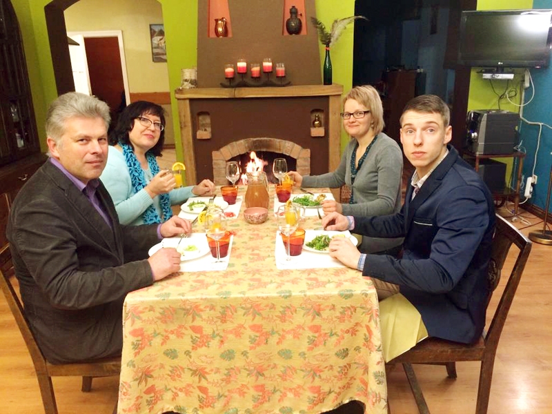 TV šova «Gandrīz ideālas vakariņas» dalībnieces Ilutas Straģes (otrā no labās) viesu uzņemšana Brunavas pagastā televīzijā būs skatāma 8. decembrī.
Autors: no TV3 arhīva