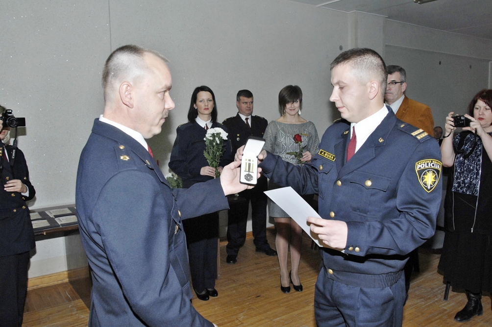 Seržantam Atim Bukam apbalvojumu – Valsts policijas godazīmi – pasniedz Bauskas iecirkņa priekšnieks Ainārs Stankevics.
Autors: Ivars Bogdanovs