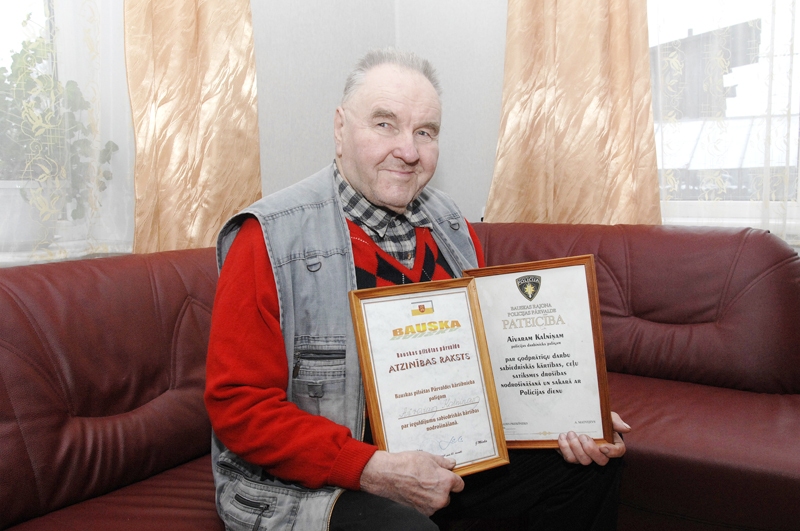 Aivars Kalniņš lepojas ar godarakstiem, kuri saņemti par kārtībsarga pienākumu pildīšanu.
Autors: Ivars Bogdanovs