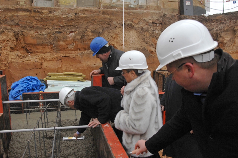 Kapsula iegulst jaunās mūzikas un mākslas skolas ēkas pamatos.
Autors: Ivars Bogdanovs