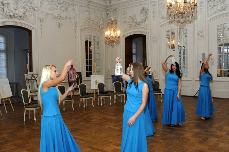  Teātra studijas «Savējie» meitenes atklāja emocionālu stāstu pasauli ar maigām ķermeņa kustībām. 
Autors: Ivars Bogdanovs