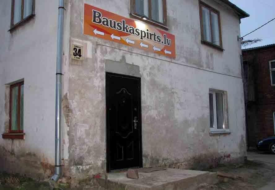 Ēka Plūdoņa ielā ilgus gadus bija pamesta un pamatīgi izpostīta. Pamazām tā atdzimst. Pirmajā stāvā iekārtota Bauskas pirts. 
Autors: Vilnis Auzāns