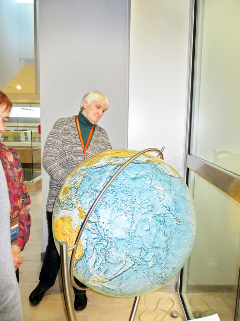 Stendera globuss «Gaismas pilī»  raisīja ekskursantu interesi.
Autors: no bibliotēkas albuma