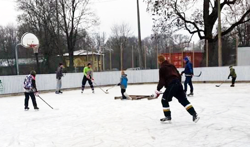 Ledus laukumu pēcpusdienās un brīvdienās piepilda dažāda vecuma hokejisti.
Autors: no kluba albuma