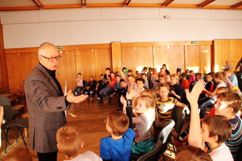 Māris Rungulis (no kreisās) pacelto roku mežā mēģina atrast skolēnu, kas zina mīklas pareizo atminējumu.
Autors: Uldis Varnevičs