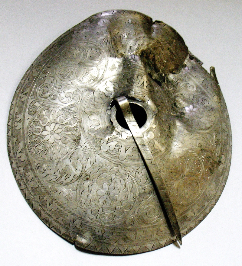 Jelgavas zeltkaļa ģimenē 1616. gadā dzimušā Bauskas zeltkaļa Fridriha Bergentlo gatavotā sudraba riņķsakta.
Autors:  no Bauskas novadpētniecības un mākslas muzeja krājumiem.