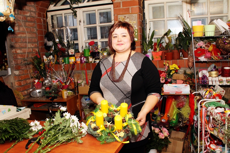 Inese Priede lepojas ar nelielo ziedu veikaliņu Vecumnieku centrā. 
Autors: Uldis Varnevičs