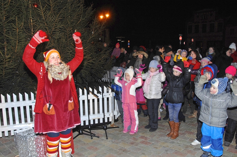 Rūķu meitene sanākušos iesaista rotaļās, tādējādi nav tik ļoti jūtams dzestrums, kas valda šajā vakarā.
Autors: Ivars Bogdanovs