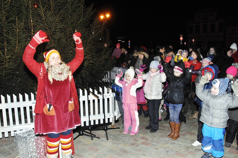 Rūķu meitene sanākušos iesaista rotaļās, tādējādi nav tik ļoti jūtams dzestrums, kas valda šajā vakarā. 
Autors: Ivars Bogdanovs