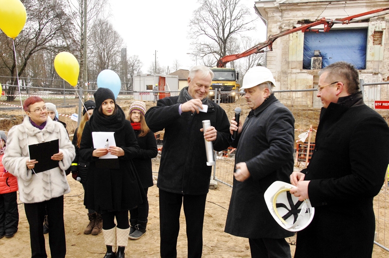 Vēstījuma kapsulā ielikti Iecavas mūzikas skolas bērnu vēlējumi, informācija par pašvaldību, novada himna, monēta, kā arī eiro ar Brīvības pieminekļa skulptūras attēlu. No kreisās: skolas direktore Ineta Pilverte, sarīkojuma vadītāja Ginta Cera, novada domes priekšsēdētājs Jānis Pelsis, būvuzraugs Māris Jurēvičs un būvnieku pārstāvis Māris Ozoliņš.
Autors: Ivars Bogdanovs