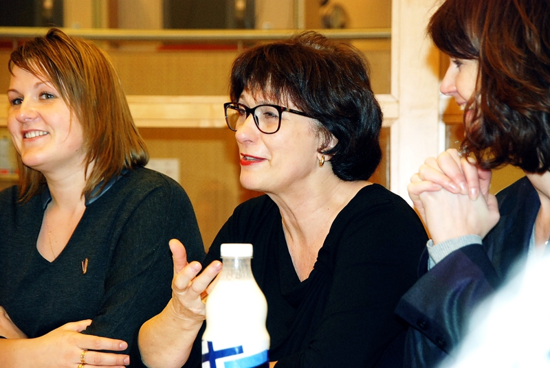 Eiroparlamenta preses centrā – no kreisās: Zemnieku saeimas valdes locekle un saimniecības «Robežnieki» īpašniece Ieva Alpa-Eizenberga, deputāte Sandra Kalniete un Zemnieku saeimas priekšsēdētāja vietniece Maira Dzelzkalēja.
Autors: Dainis Ģelzis