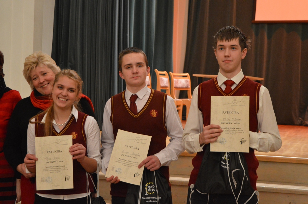 Daiga Telnere, Bauskas Valsts ģimnāzijas pasniedzēja, kopā ar uzvarētājkomandu – Elzu Sējēju, Andri Kāpostu, Uldi Urtānu.
Autors: no debašu centra albuma