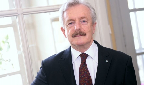 Rundāles pils muzeja direktors Imants Lancmanis aicina visu Latvijas sabiedrību nākt talkā šajā unikālajā un Latvijas kultūrvēstures saglabāšanai nozīmīgajā projektā, atbalstot Kurzemes baroka kokgriezumu atjaunošanu.
Autors: lsm.lv