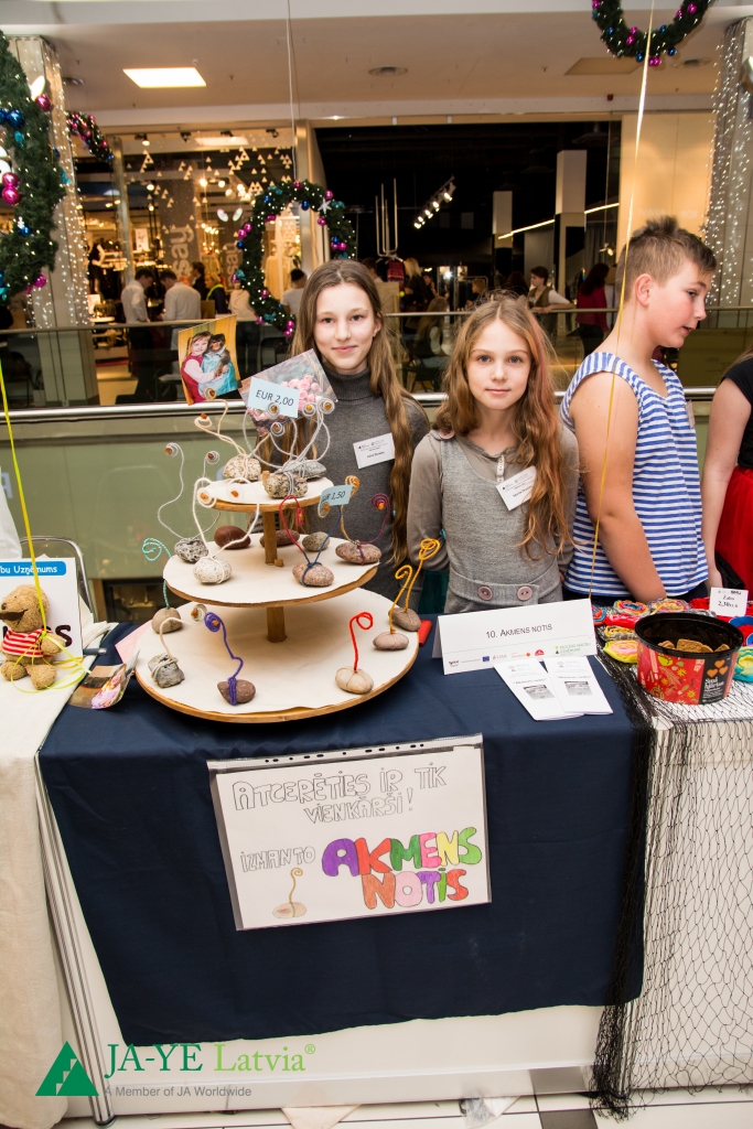 Laine un Monta Druviņas ar SIA «Akmens notis» ieguva balvu nominācijā «Inovatīva biznesa ideja».
Autors: No albuma.