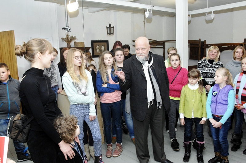 Jānis Borgs, mākslas zinātnieks, atklāj laikmetīgās mākslas ekspozīciju Bauskā. 
Autors: Ivars Bogdanovs