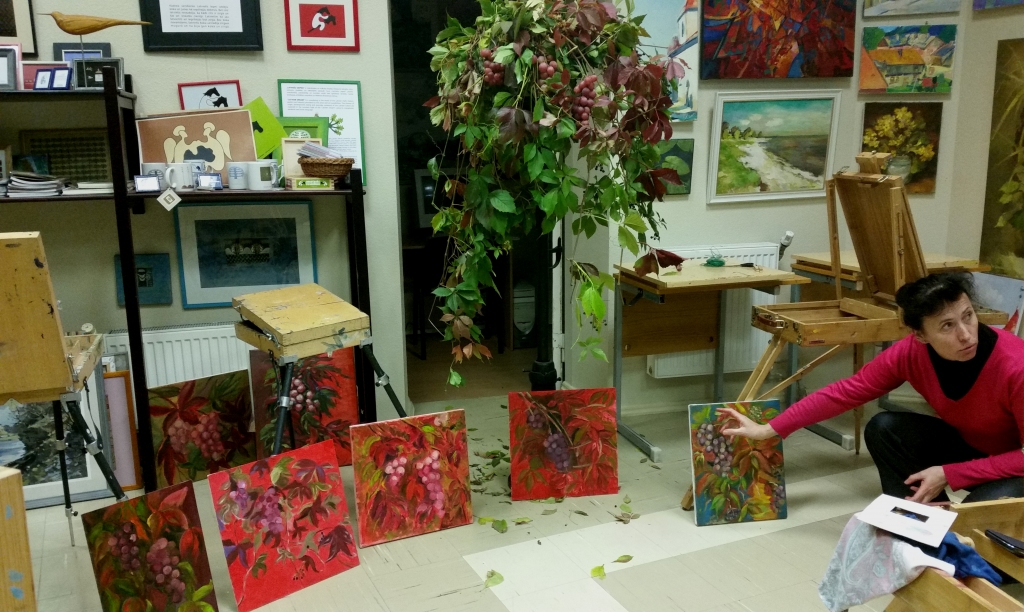 Edvarta Virzas Iecavas bibliotēkā piektdien, 12. decembrī, pulksten 17.30 atklās Bauskas studijas dalībnieču iecavnieču gleznu izstādi.
Autors: No albuma.